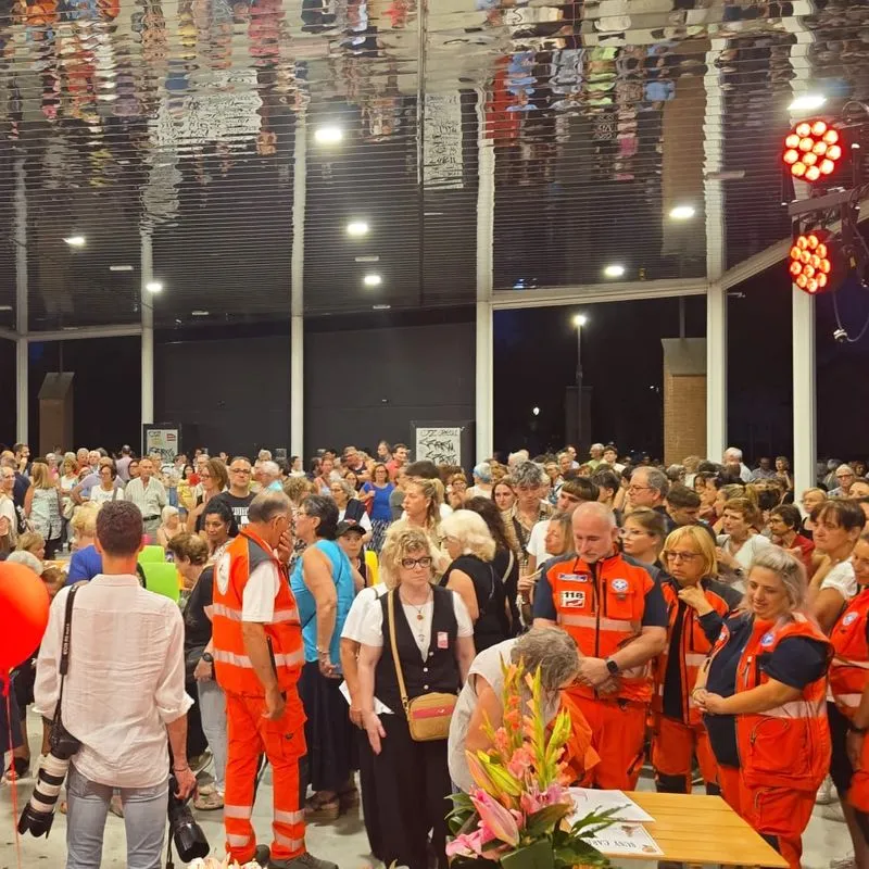 RIVALTA - A centinaia in piazza per Susy, il sindaco: «Da questa immane tragedia rinasca un nuovo senso di comunità» - FOTO