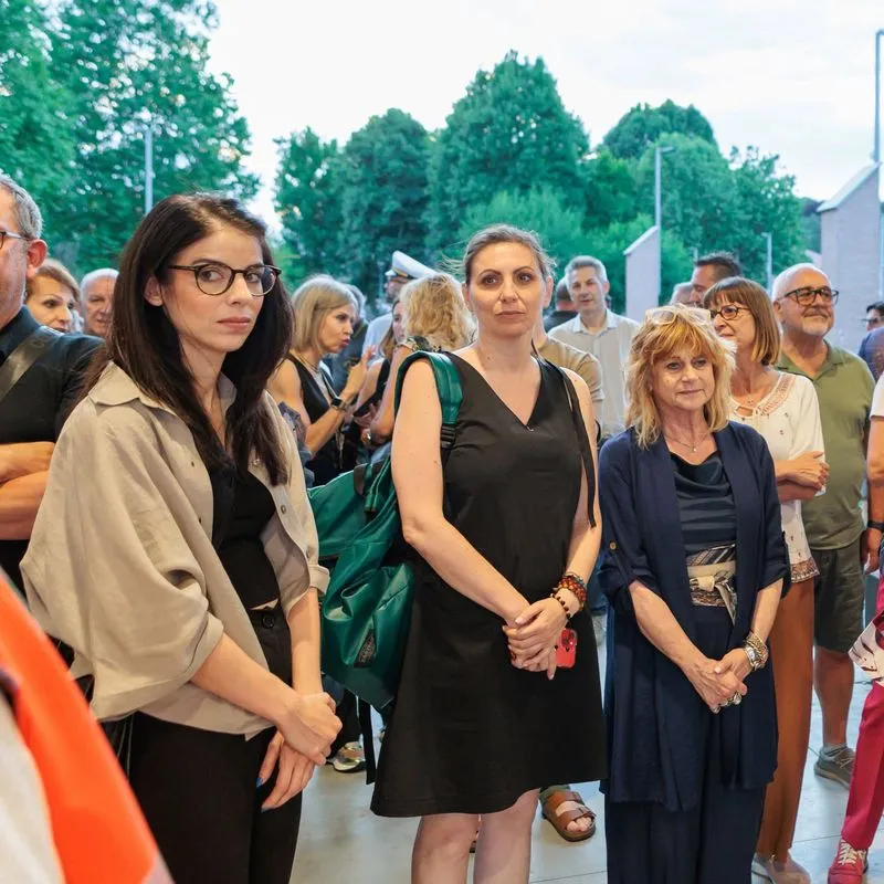 RIVALTA - A centinaia in piazza per Susy, il sindaco: «Da questa immane tragedia rinasca un nuovo senso di comunità» - FOTO