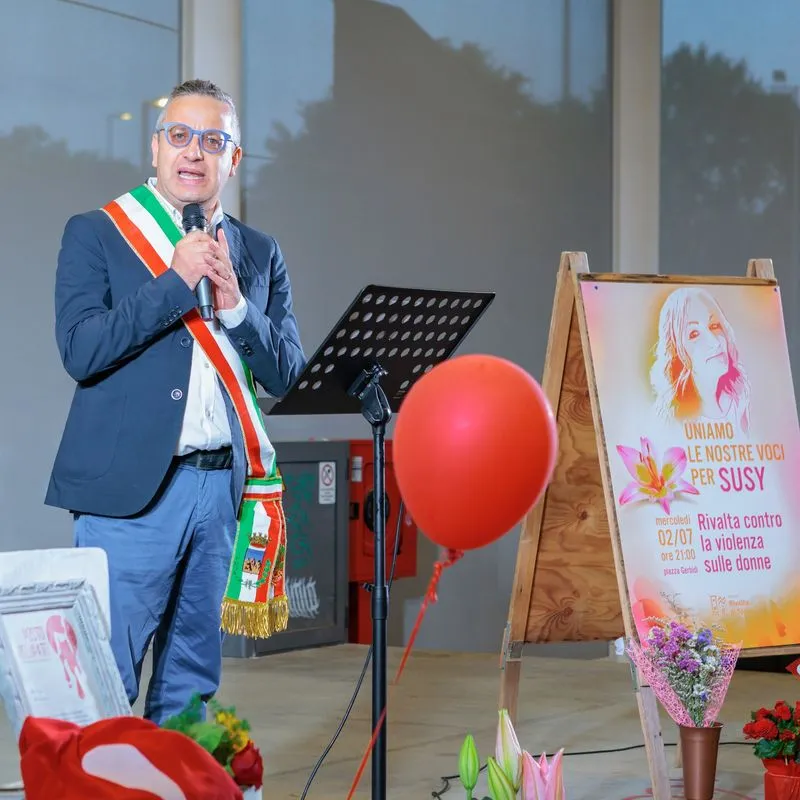 RIVALTA - A centinaia in piazza per Susy, il sindaco: «Da questa immane tragedia rinasca un nuovo senso di comunità» - FOTO