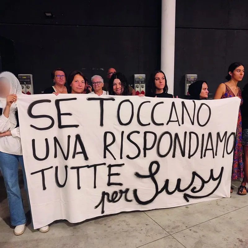 RIVALTA - A centinaia in piazza per Susy, il sindaco: «Da questa immane tragedia rinasca un nuovo senso di comunità» - FOTO