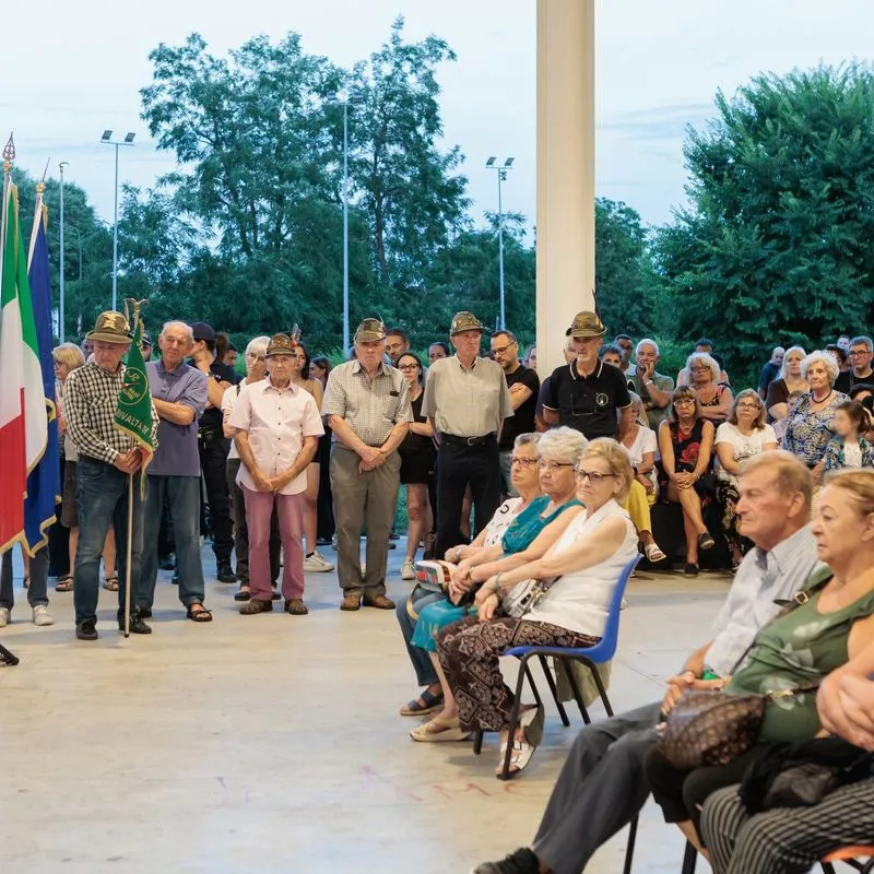 RIVALTA - A centinaia in piazza per Susy, il sindaco: «Da questa immane tragedia rinasca un nuovo senso di comunità» - FOTO