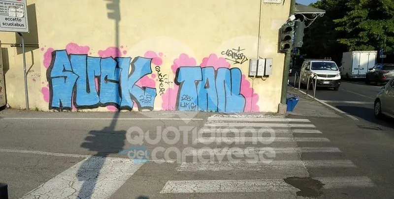 RIVAROLO CANAVESE - Raid nella notte, case deturpate con delle scritte a due passi dal centro: indagano i carabinieri - FOTO
