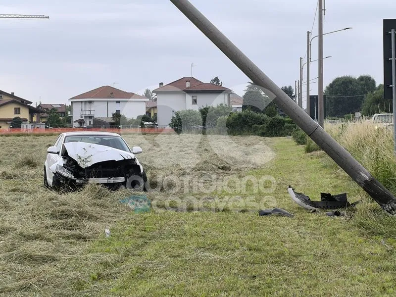 RIVAROLO CANAVESE - Perde il controllo dell'Audi e si schianta contro un palo della luce: automobilista ferito - FOTO