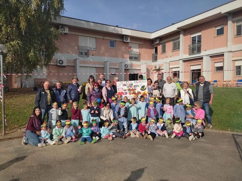 RIVAROLO CANAVESE - Un successo la castagnata con gli Alpini e i nonni alla scuola dell'infanzia