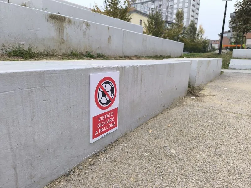 RIVAROLO CANAVESE - Vietato giocare a pallone allo spazio elementare: «Per sicurezza, non per limitare il divertimento dei ragazzi»