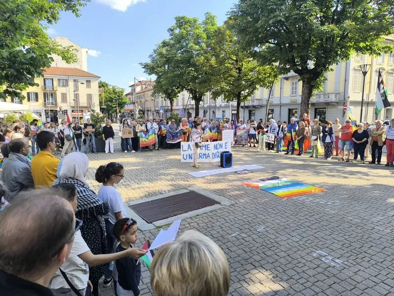 RIVAROLO CANAVESE - Tanta gente al flash mob in centro per Gaza - FOTO