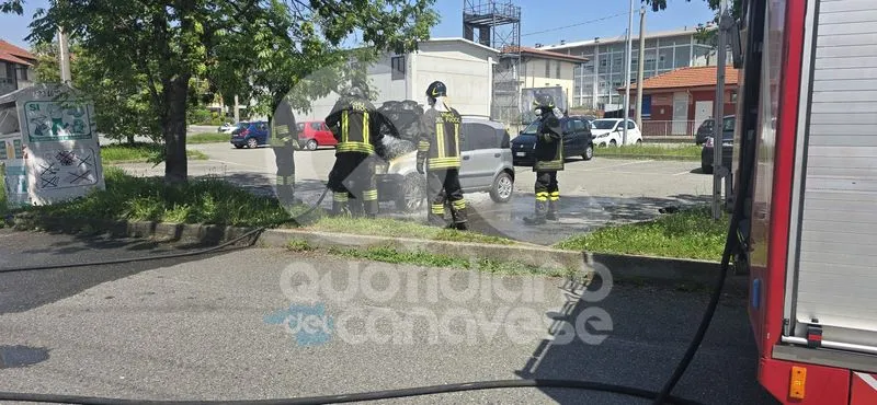RIVAROLO CANAVESE - Incendio auto nel parcheggio di via Merlo: intervento dei vigili del fuoco - FOTO