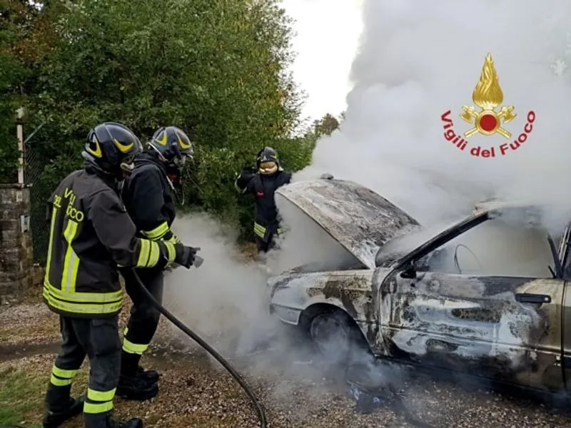 RIVAROLO CANAVESE - Auto a fuoco in frazione Pasquaro