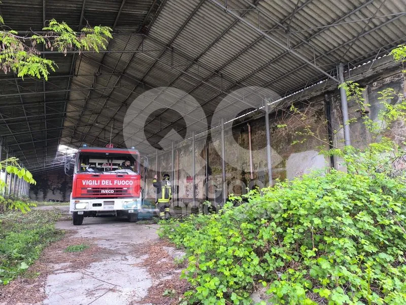 RIVAROLO CANAVESE - Un altro incendio nell'ex stabilimento Vallesusa - FOTO