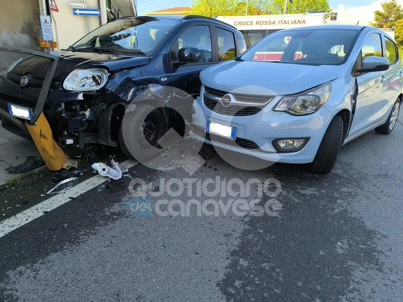 RIVAROLO CANAVESE - Incidente in via San Francesco: due auto coinvolte, due donne coinvolte - FOTO