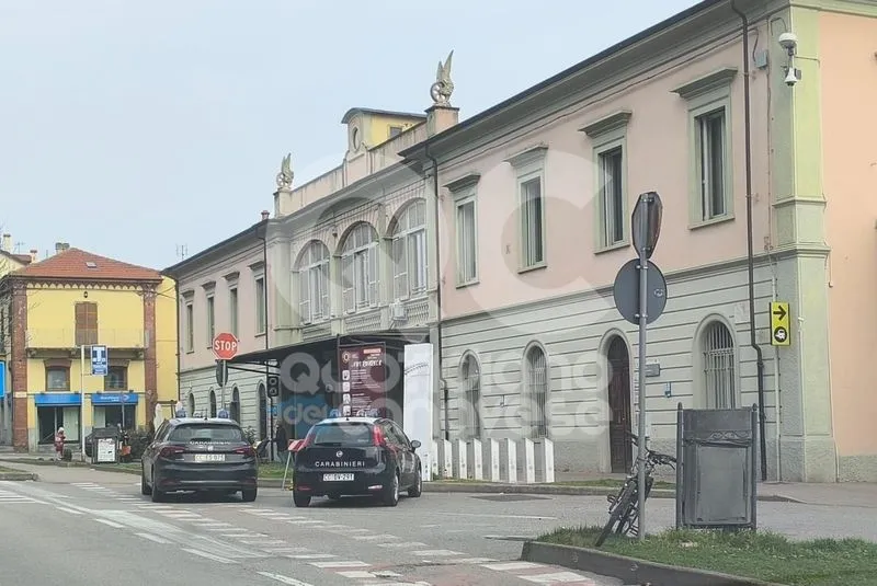 RIVAROLO CANAVESE - Non vuole scendere dal treno, devono intervenire i carabinieri e il 118 - FOTO