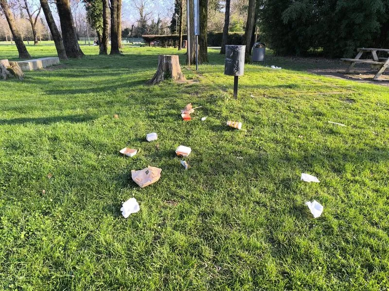 RIVAROLO CANAVESE - Prendono il cibo da McDonald's poi abbandonano la spazzatura nel giardino dei bambini - FOTO