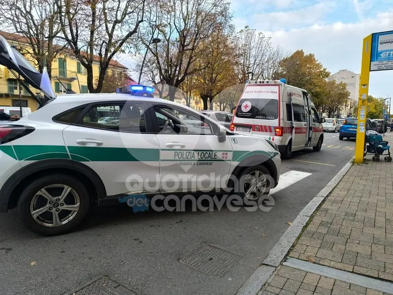 RIVAROLO CANAVESE - Bimbo di 20 mesi su un passeggino urtato da un'auto: paura in corso Torino - FOTO