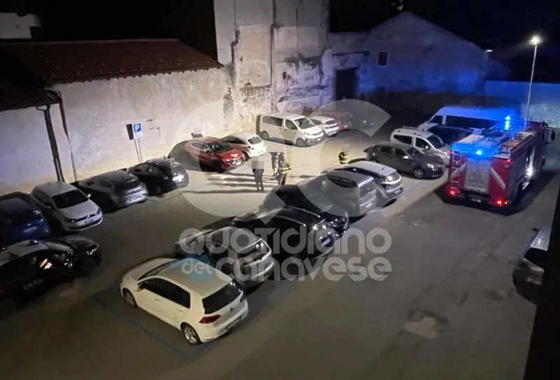 RIVAROLO CANAVESE - Auto perde carburante, intervento dei vigili del fuoco