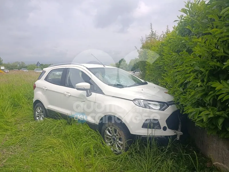 RIVAROLO CANAVESE - Esce di strada con l'auto e si schianta contro un muretto - FOTO