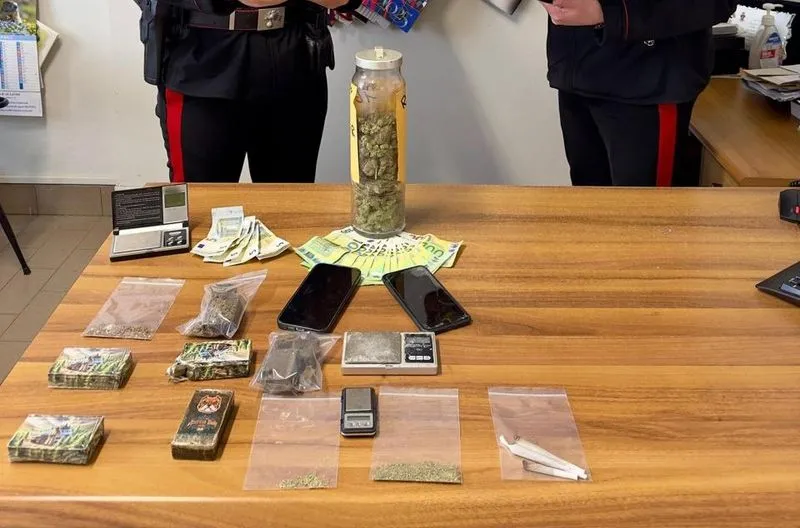 RIVAROLO CANAVESE - Spaccio di droga, padre e figlio (minorenne) arrestati dai carabinieri