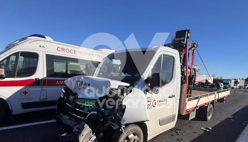 INCIDENTE IN TANGENZIALE - Scontro fra tre mezzi, due persone ferite - FOTO