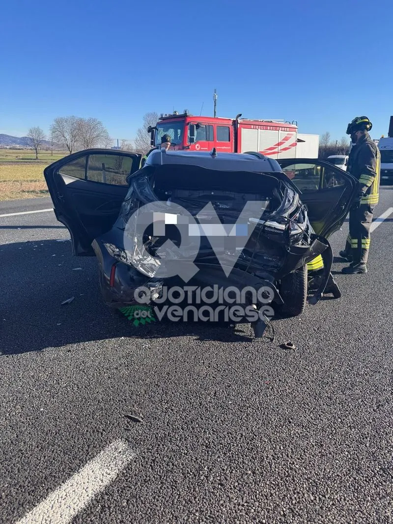 INCIDENTE IN TANGENZIALE - Scontro fra tre mezzi, due persone ferite - FOTO