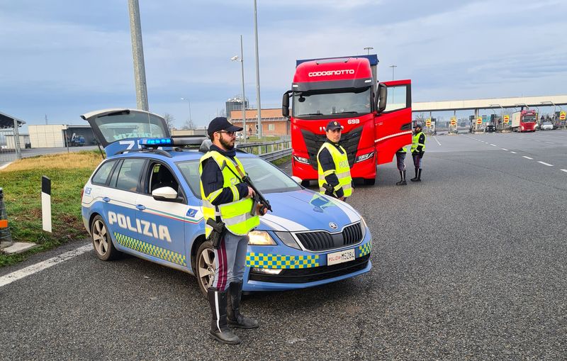 RIVOLI - Ubriaco al volante del tir: la Polizia Stradale lo ferma e lo denuncia alla barriera di Bruere