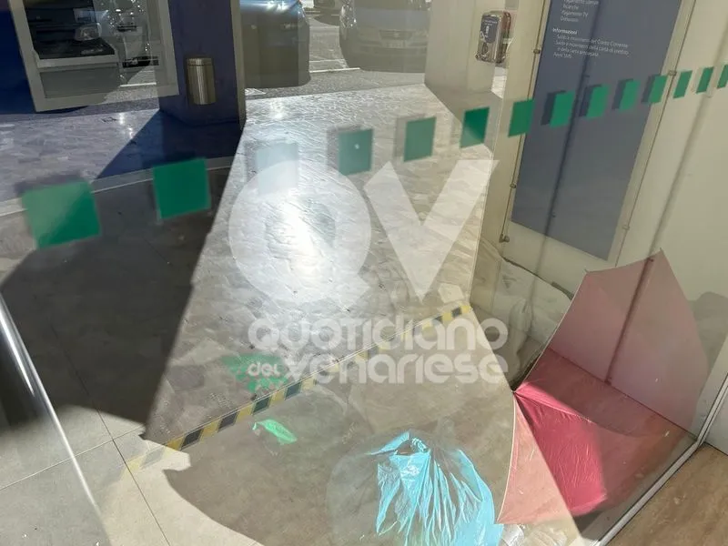 RIVOLI - La banca di Cascine Vica diventa rifugio per senza tetto. Adduce (Lega): «Inaccettabile. Si deve intervenire» - FOTO