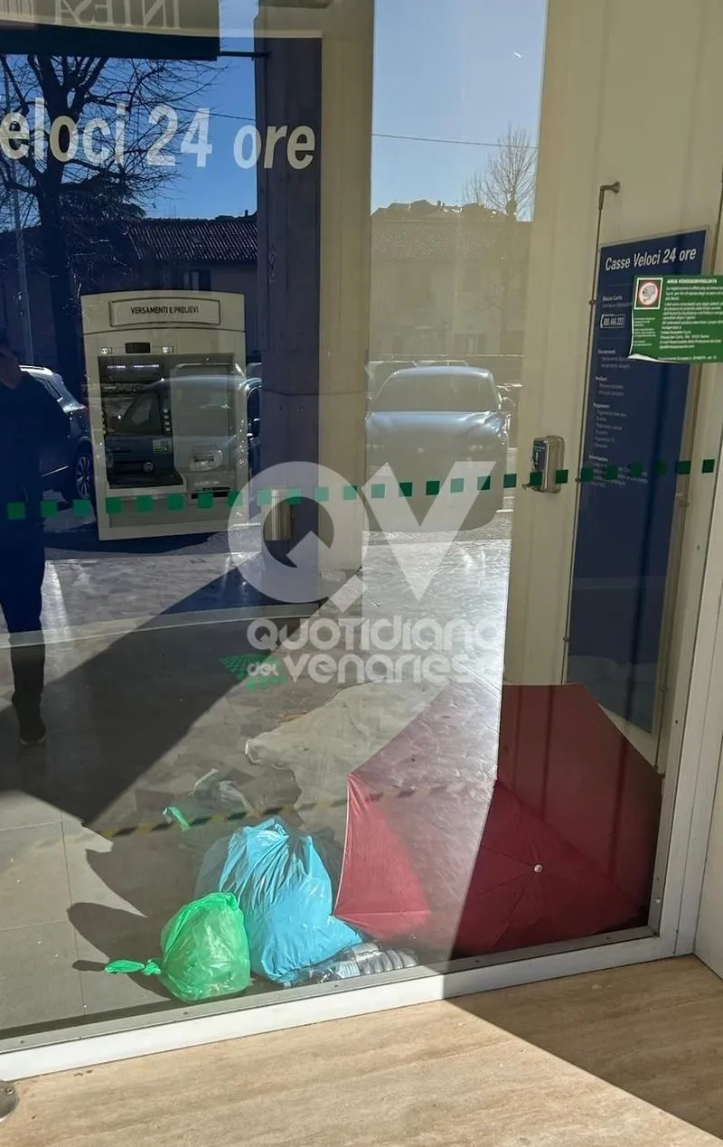 RIVOLI - La banca di Cascine Vica diventa rifugio per senza tetto. Adduce (Lega): «Inaccettabile. Si deve intervenire» - FOTO