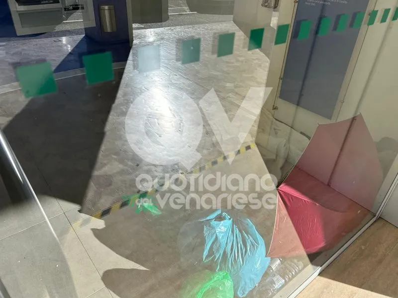 RIVOLI - La banca di Cascine Vica diventa rifugio per senza tetto. Adduce (Lega): «Inaccettabile. Si deve intervenire» - FOTO