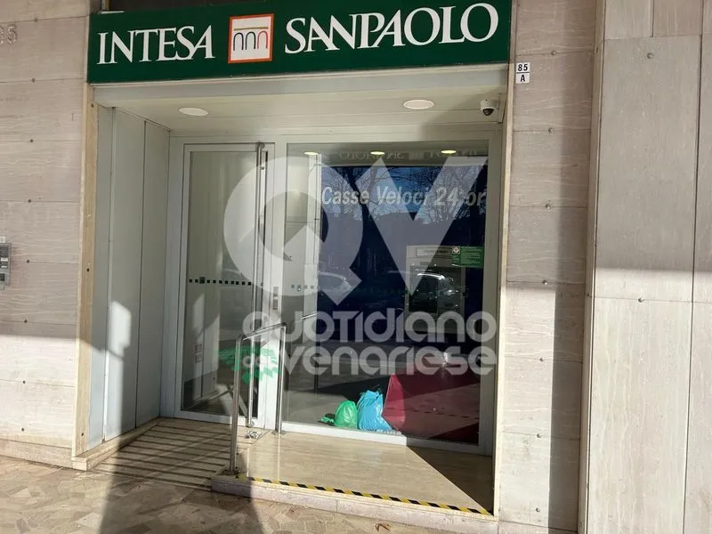 RIVOLI - La banca di Cascine Vica diventa rifugio per senza tetto. Adduce (Lega): «Inaccettabile. Si deve intervenire» - FOTO