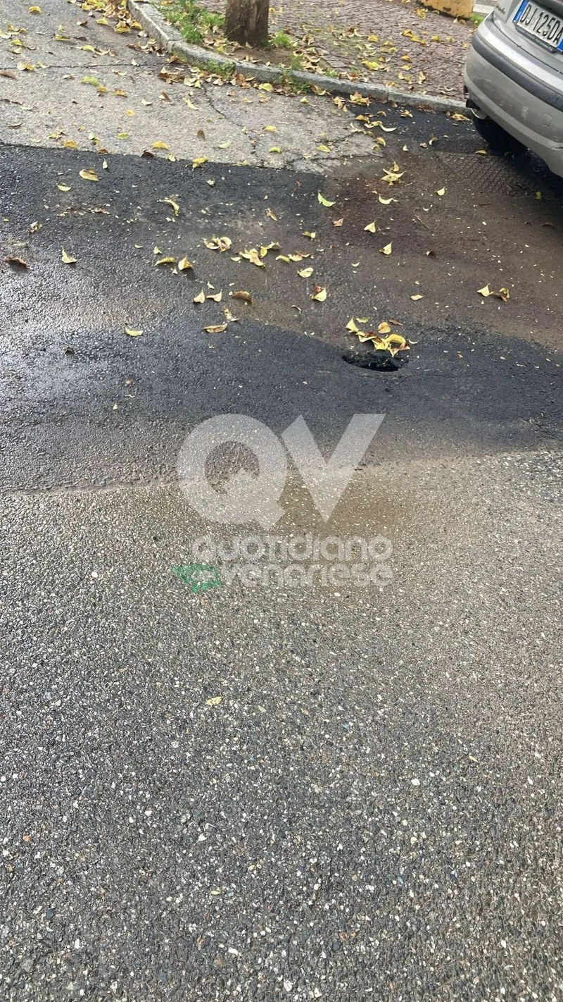 RIVOLI - Ancora disagi legati all'impianto di cogenerazione: mini voragine nell'asfalto in via Rosselli - FOTO.