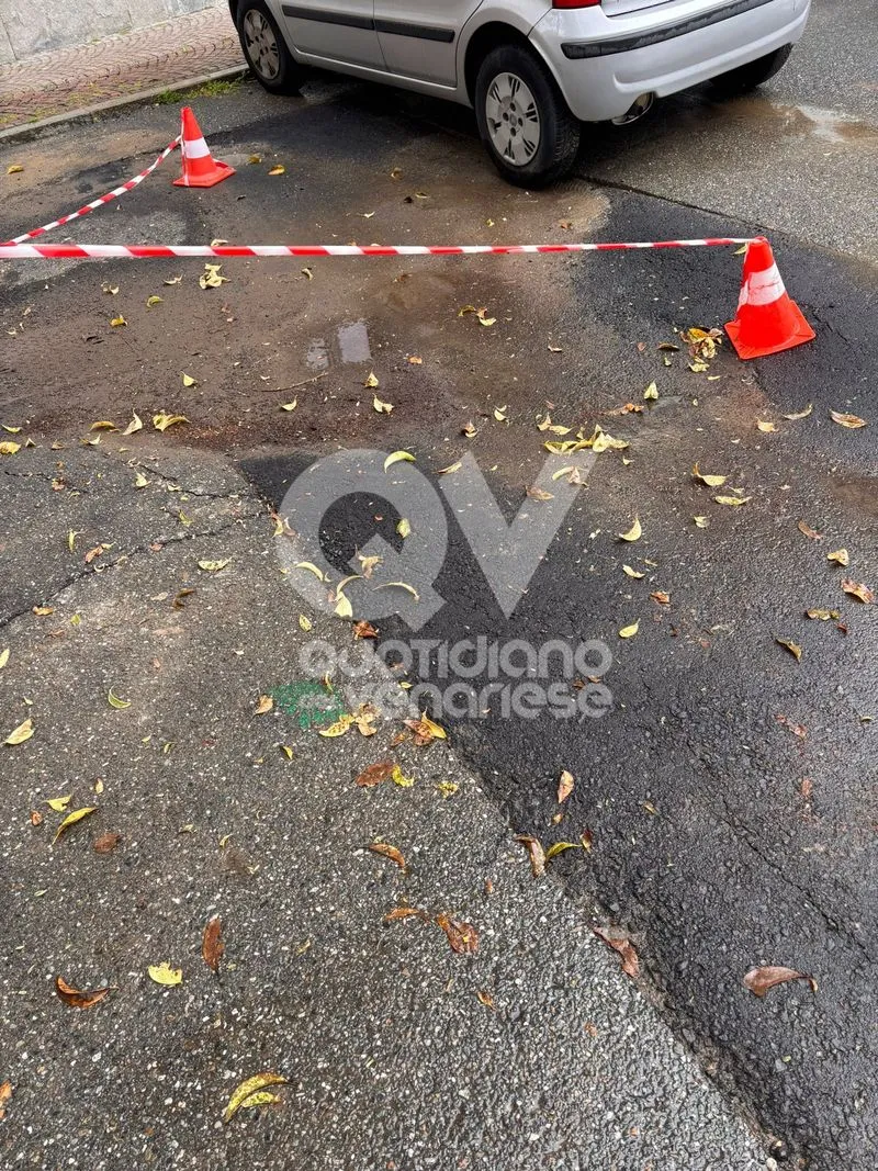 RIVOLI - Ancora disagi legati all'impianto di cogenerazione: mini voragine nell'asfalto in via Rosselli - FOTO.