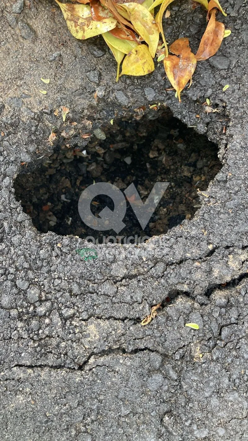 RIVOLI - Ancora disagi legati all'impianto di cogenerazione: mini voragine nell'asfalto in via Rosselli - FOTO.