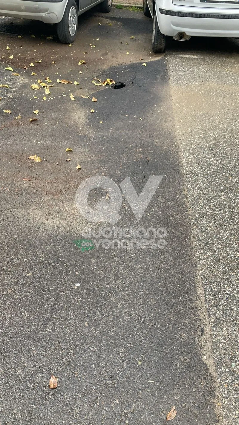 RIVOLI - Ancora disagi legati all'impianto di cogenerazione: mini voragine nell'asfalto in via Rosselli - FOTO.