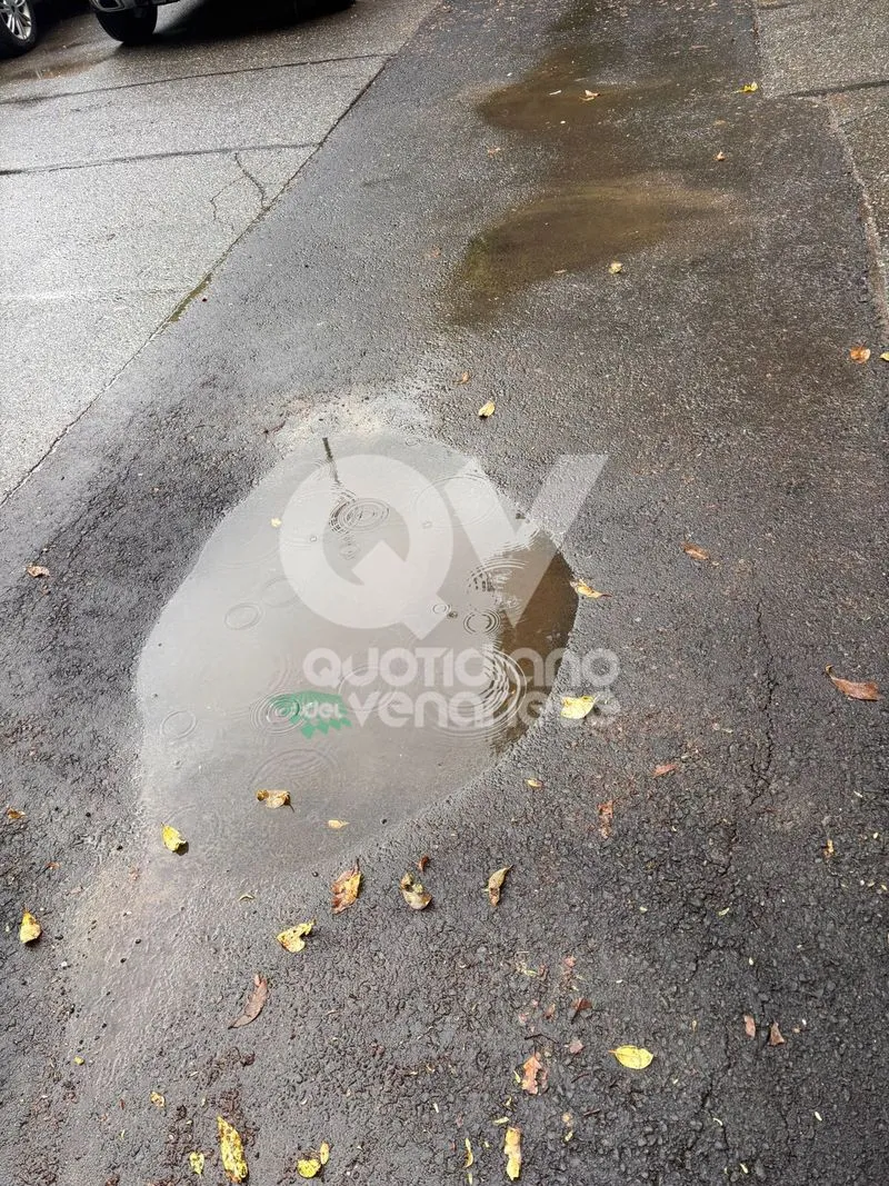 RIVOLI - Ancora disagi legati all'impianto di cogenerazione: mini voragine nell'asfalto in via Rosselli - FOTO.
