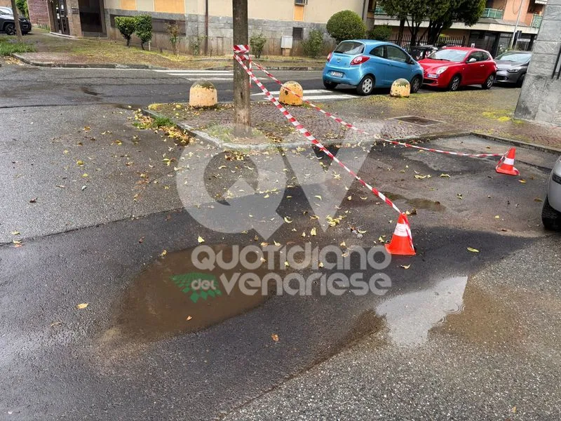 RIVOLI - Ancora disagi legati all'impianto di cogenerazione: mini voragine nell'asfalto in via Rosselli - FOTO.