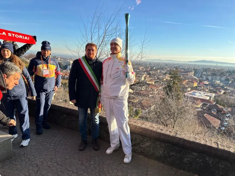 RIVOLI - Il passaggio della Fiamma Olimpica: «Un'emozione profonda» - FOTO