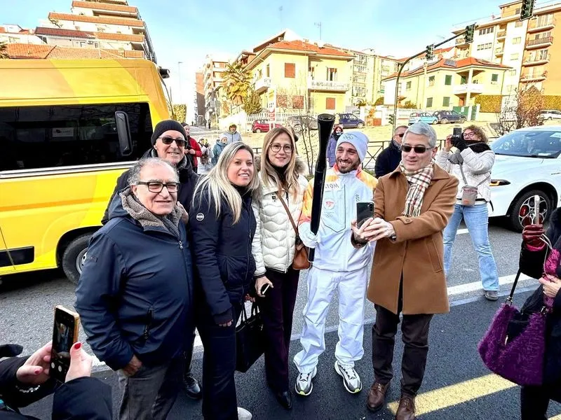 RIVOLI - Il passaggio della Fiamma Olimpica: «Un'emozione profonda» - FOTO