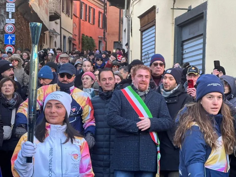 RIVOLI - Il passaggio della Fiamma Olimpica: «Un'emozione profonda» - FOTO