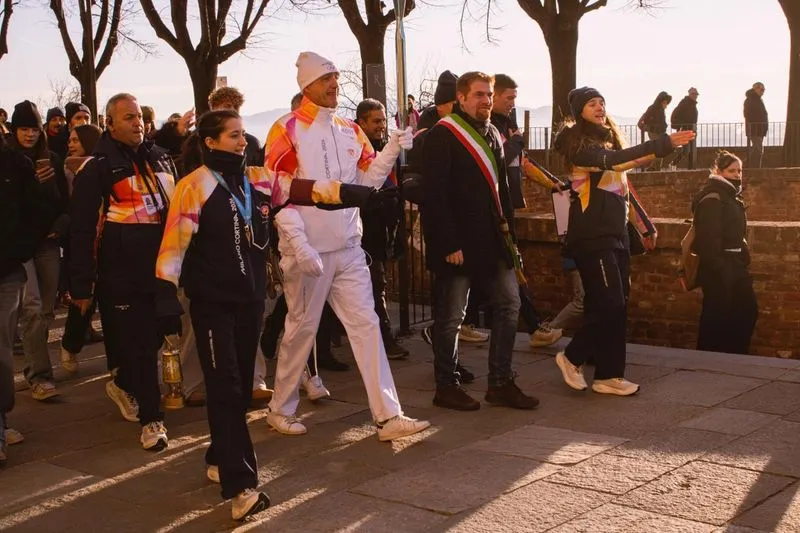 RIVOLI - Il passaggio della Fiamma Olimpica: «Un'emozione profonda» - FOTO