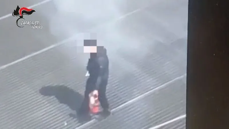 RIVOLI - Imbrattano con gli estintori muri e auto del parcheggio di piazza Rombò: tre giovani denunciati - FOTO