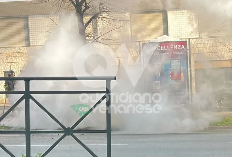 INCIDENTE A RIVOLI - Auto in fiamme durante la marcia: forti disagi in corso Francia