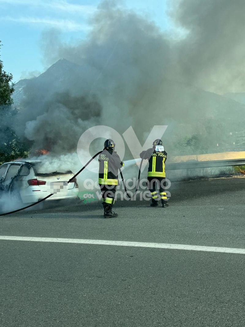 INCENDIO A RIVOLI - Auto in fiamme in corso Susa: conducente illeso - FOTO