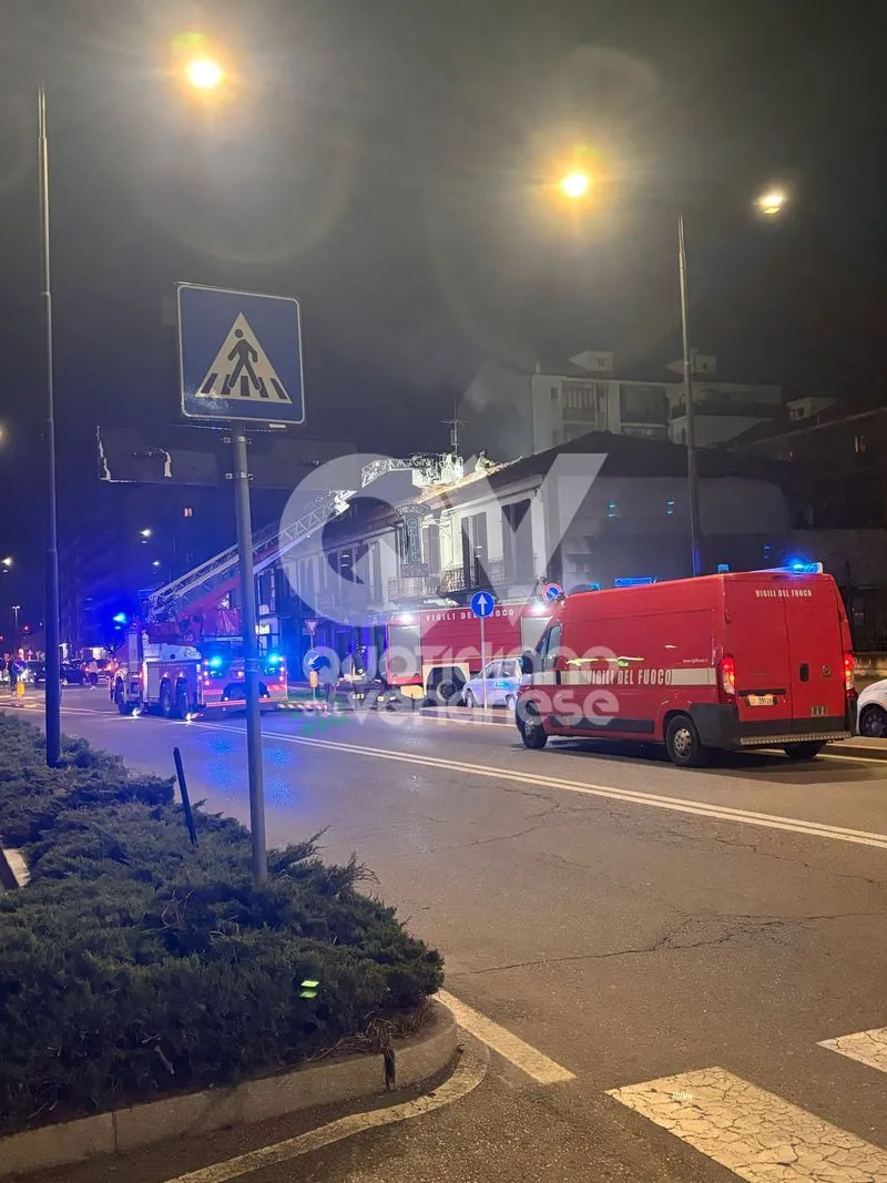 INCENDIO A RIVOLI - Fiamme sul tetto di una palazzina di corso Susa: intervento dei Vigili del Fuoco - FOTO E VIDEO