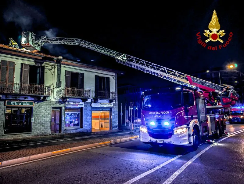 INCENDIO A RIVOLI - Fiamme sul tetto di una palazzina di corso Susa: intervento dei Vigili del Fuoco - FOTO E VIDEO