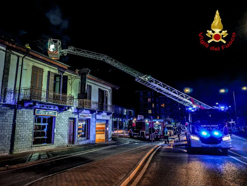 INCENDIO A RIVOLI - Fiamme sul tetto di una palazzina di corso Susa: intervento dei Vigili del Fuoco - FOTO E VIDEO