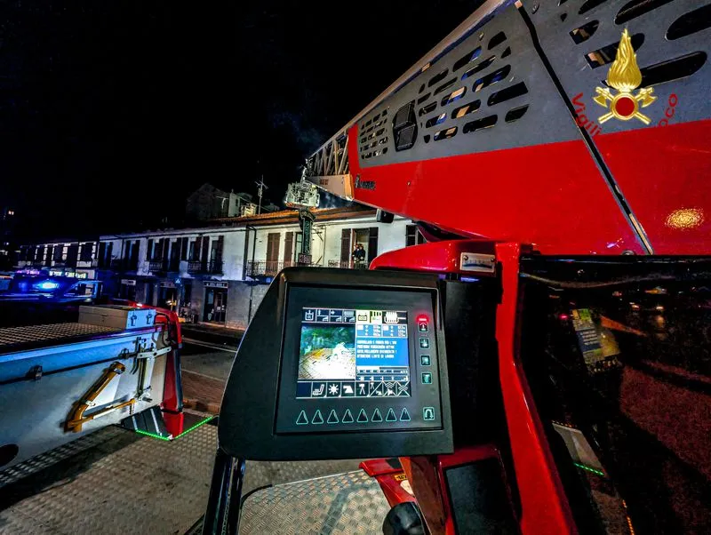 INCENDIO A RIVOLI - Fiamme sul tetto di una palazzina di corso Susa: intervento dei Vigili del Fuoco - FOTO E VIDEO