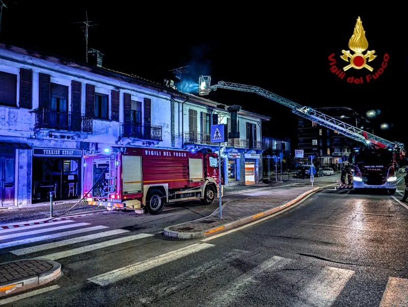 INCENDIO A RIVOLI - Fiamme sul tetto di una palazzina di corso Susa: intervento dei Vigili del Fuoco - FOTO E VIDEO