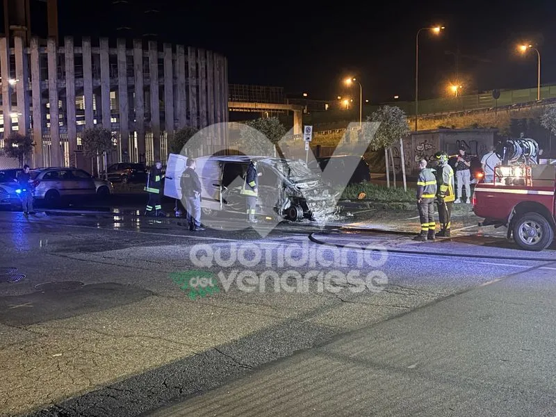 INCENDIO A RIVOLI - Furgone distrutto dalle fiamme in via Tagliamento: intervento dei Vigili del Fuoco - FOTO