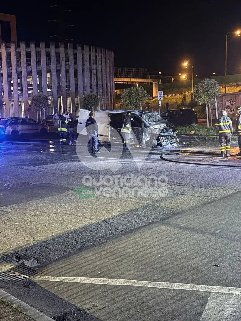 INCENDIO A RIVOLI - Furgone distrutto dalle fiamme in via Tagliamento: intervento dei Vigili del Fuoco - FOTO