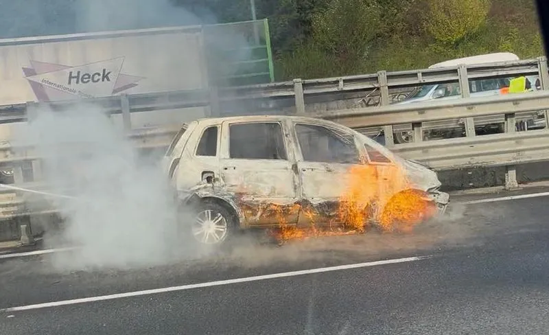 INCENDIO IN TANGENZIALE A RIVOLI - Auto prende fuoco mentre è in marcia