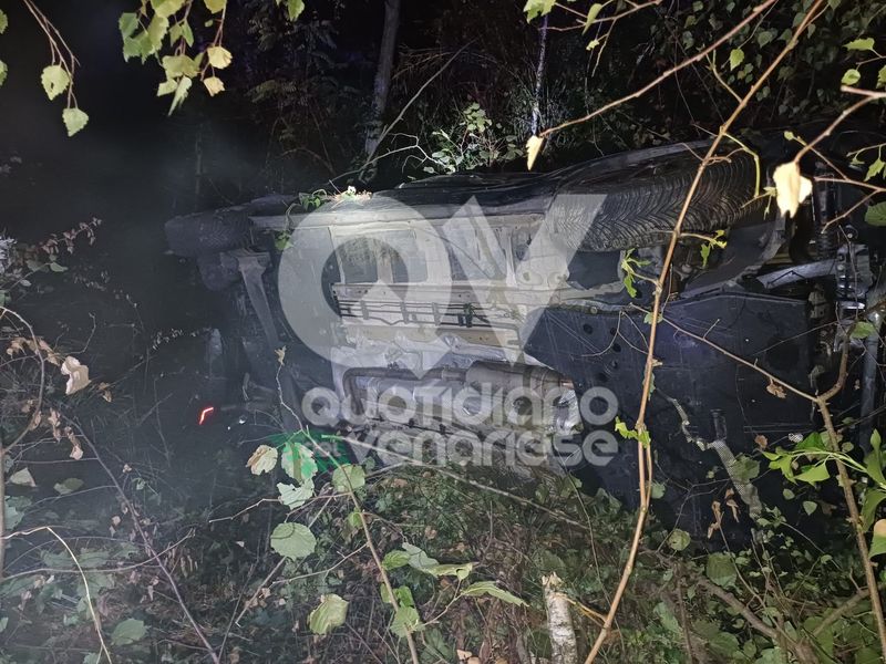 INCIDENTE A RIVOLI - Scontro fra due auto alla barriera di Bruere: una finisce tra gli alberi. Due persone ferite - FOTO