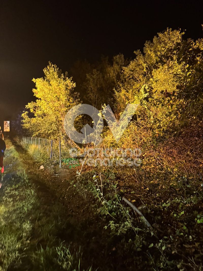 INCIDENTE A RIVOLI - Scontro fra due auto alla barriera di Bruere: una finisce tra gli alberi. Due persone ferite - FOTO